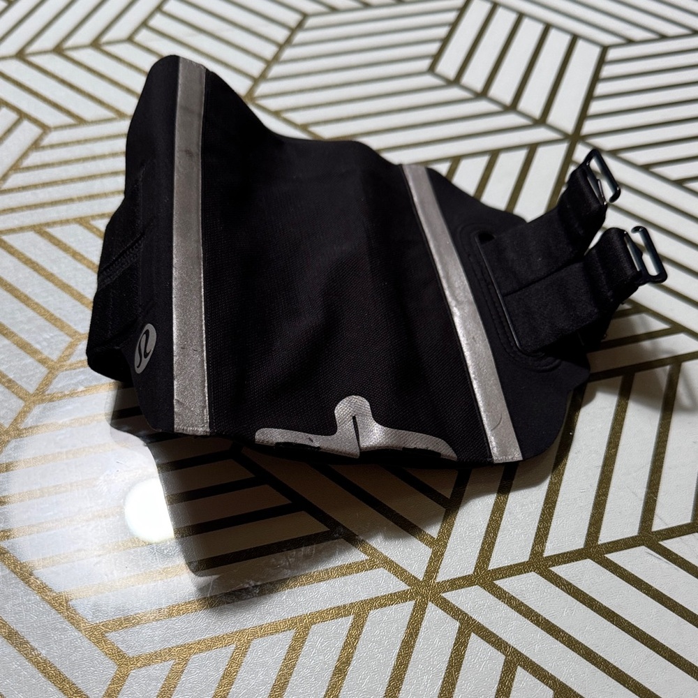 lululemon athletica Black and arm sleeve for phone
